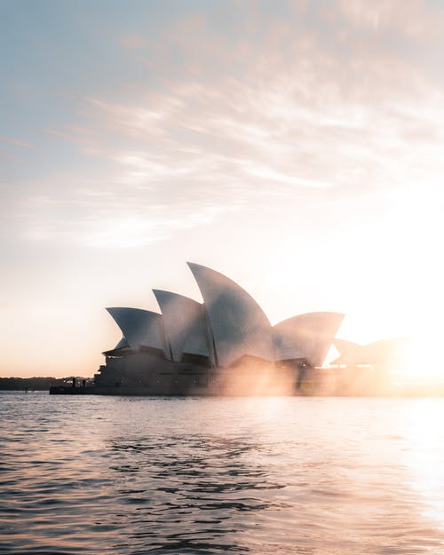 悉尼歌剧院在阳光下的外观 · 免费素材图片