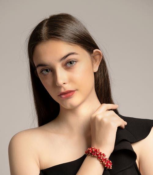 有关女人, 手链, 摆姿势的免费素材图片