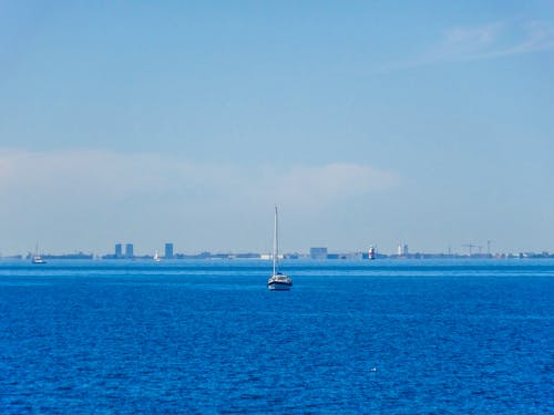 有关地平线, 帆船, 水运的免费素材图片