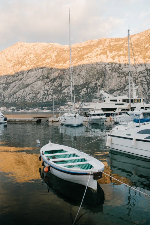 海上运输停泊在多山的平静湖面上 · 免费素材图片
