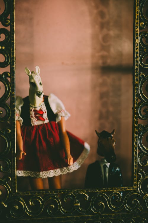 马头红裙子的女人 · 免费素材图片
