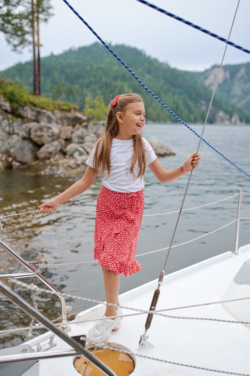 游艇在海边附近的时尚小女孩 · 免费素材图片