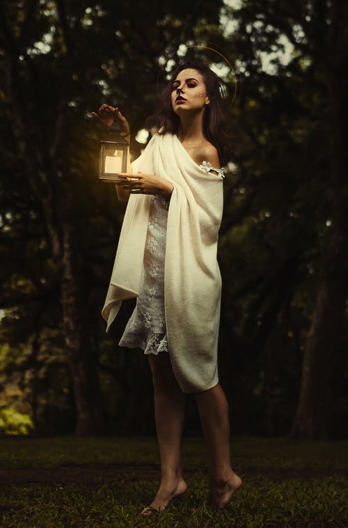 女人抱着蜡烛灯笼 · 免费素材图片
