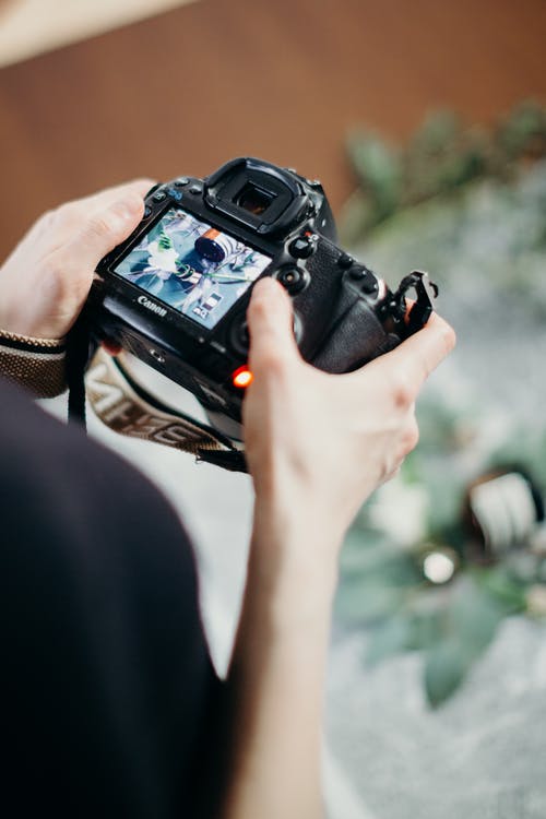 黑色佳能单反相机 · 免费素材图片