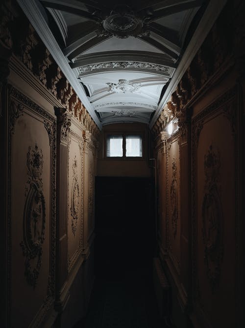 棕色和白色的走廊 · 免费素材图片