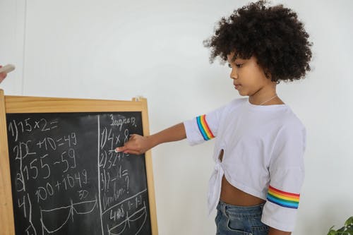在家学习数学的非洲裔美国女孩 · 免费素材图片