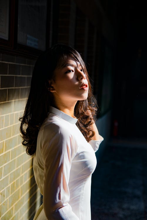 女人穿着白色连衣裙上衣 · 免费素材图片