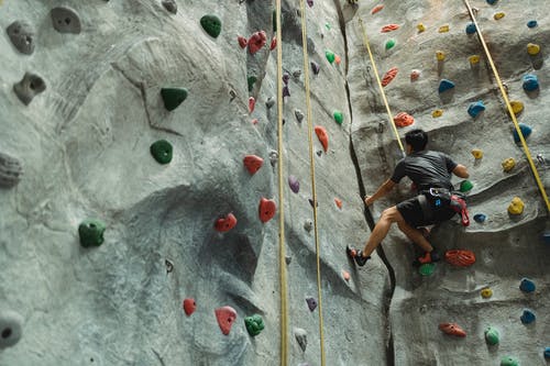 锻炼过程中无法识别的登山者攀岩墙 · 免费素材图片