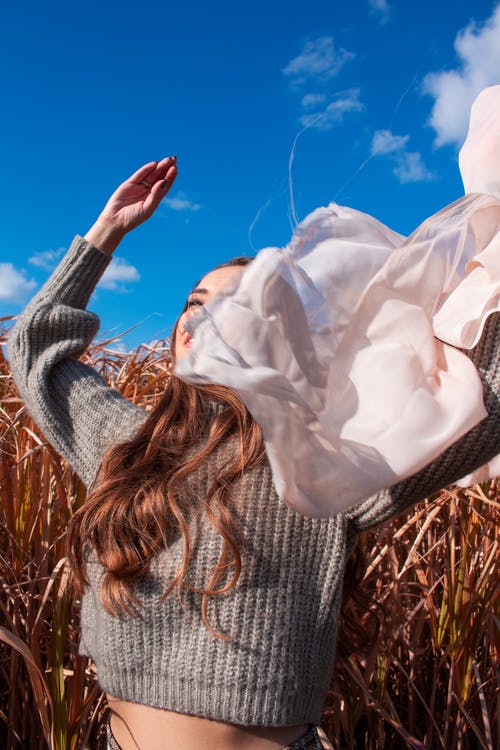 白色和灰色长袖衬衫的女人 · 免费素材图片