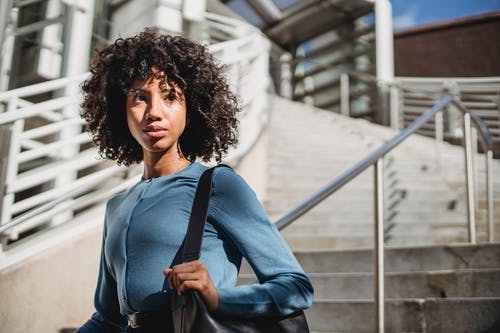 有关休闲, 出现, 单肩包的免费素材图片