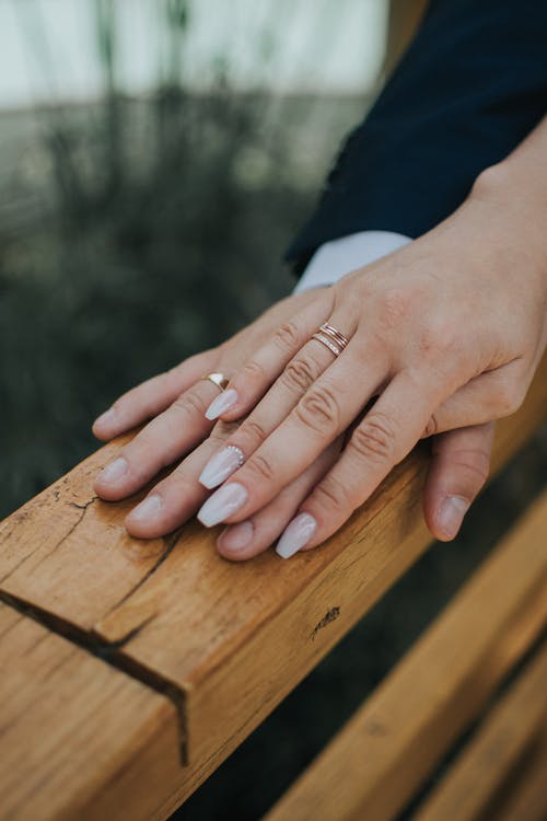 刚结婚的夫妇在结婚戒指 · 免费素材图片