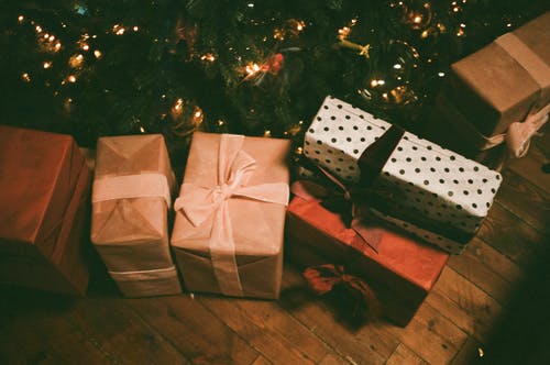 圣诞树附近地板上的什锦的礼品盒 · 免费素材图片