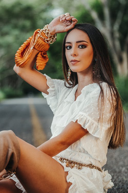 有关举起手臂, 个性, 侧面图的免费素材图片