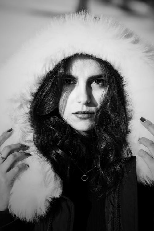 黑色皮大衣的女人 · 免费素材图片