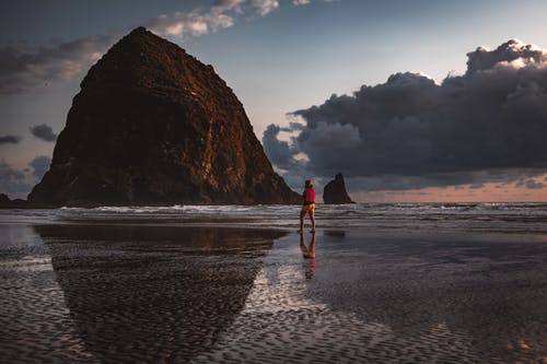 在海边散步的人 · 免费素材图片
