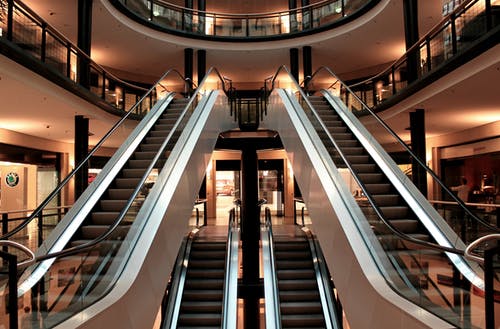 建筑物内的空自动扶梯 · 免费素材图片