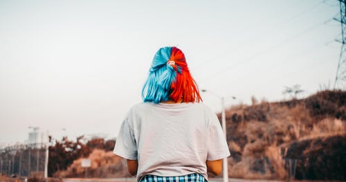 女人穿着灰色t恤，蓝色和橙色的头发的背影照片 · 免费素材图片
