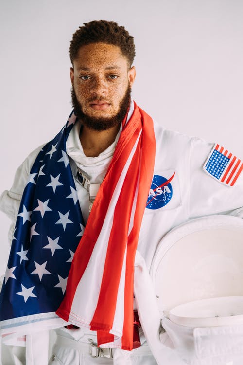 服装与国旗在他脖子上的男人 · 免费素材图片