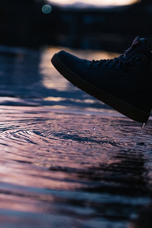 水体附近穿鞋的人的照片 · 免费素材图片