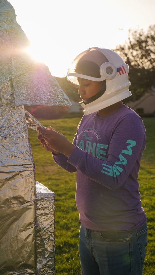 有关人, 垂直拍摄, 太空头盔的免费素材图片