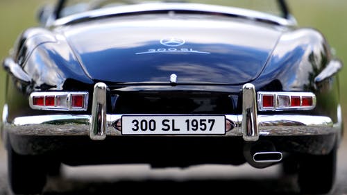 蓝色梅赛德斯·奔驰，带有300 Sl 1957汽车牌照 · 免费素材图片