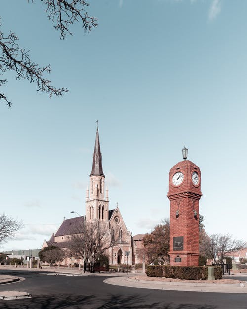 镇上的教堂和钟楼的立面 · 免费素材图片
