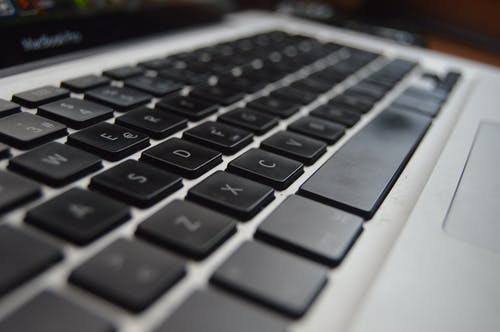 灰色笔记本电脑键盘 · 免费素材图片
