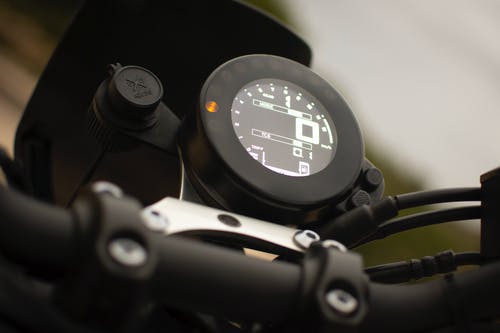 摩托车车速表的特写照片 · 免费素材图片