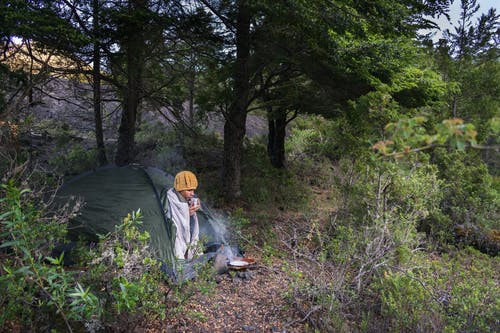 坐在帐篷里的男人 · 免费素材图片
