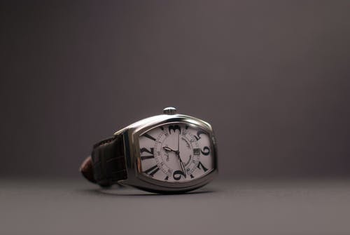 黑色皮革表带银色矩形模拟手表 · 免费素材图片