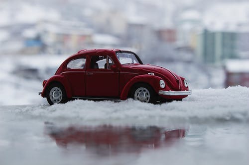 红色玩具车在雪中 · 免费素材图片