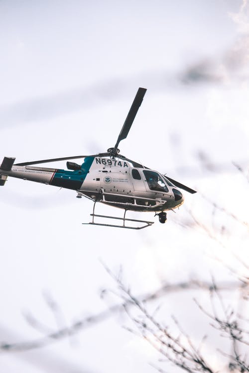 直升机在天上飞 · 免费素材图片