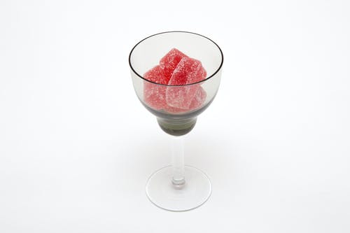 透明酒杯中的红色软糖 · 免费素材图片