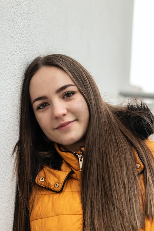 有关冬衣, 冷, 年轻女子的免费素材图片