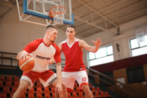 2男子打篮球 · 免费素材图片