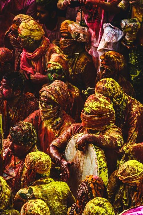 人们戴着头巾庆祝胡里节 · 免费素材图片