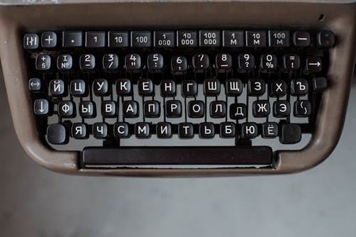 黑色和灰色打字机 · 免费素材图片