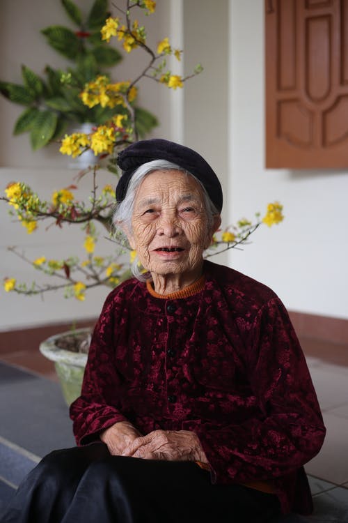 有关坐, 女人, 楼梯的免费素材图片