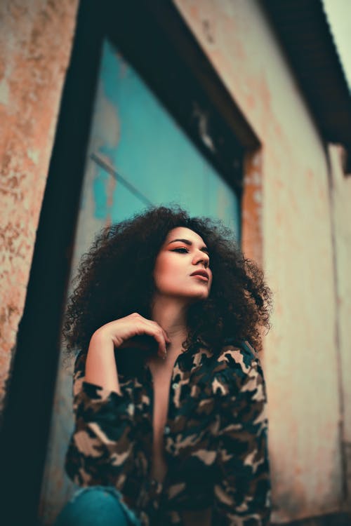 女人穿着迷彩上衣 · 免费素材图片