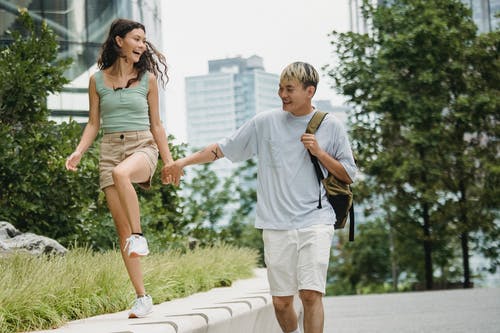 幸福浪漫多样的情侣在公园里玩 · 免费素材图片