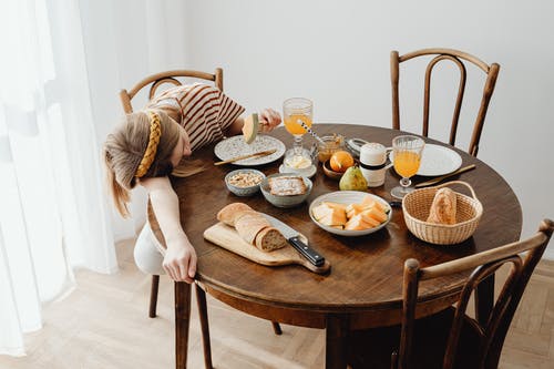 有关早上, 早餐, 木桌桌面的免费素材图片