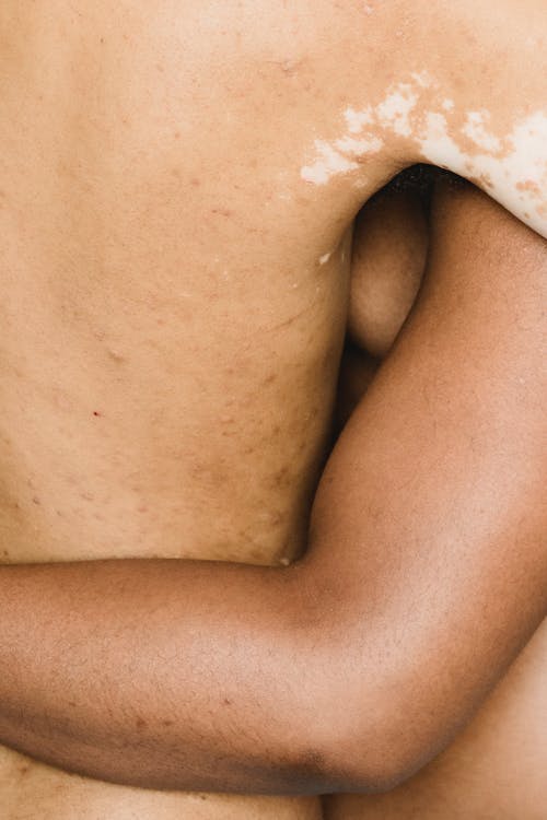 作物匿名光着膀子的同性恋男人互相拥抱 · 免费素材图片