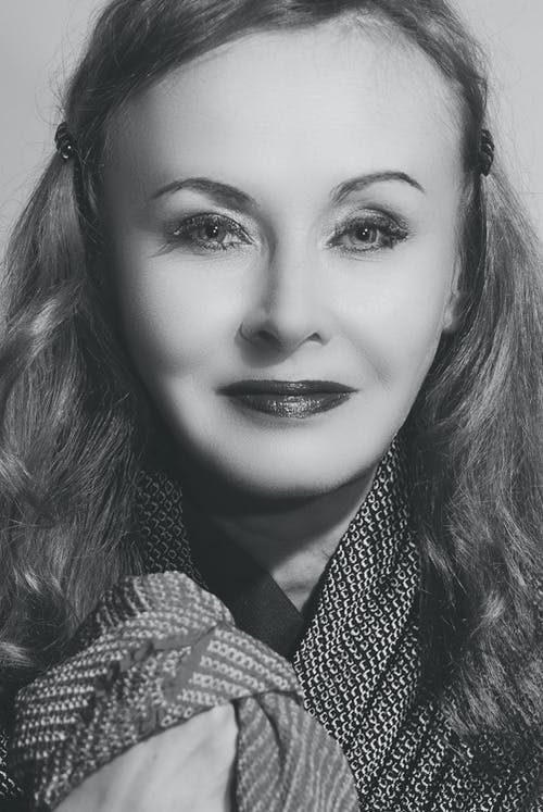 有关单色, 垂直拍摄, 女人的免费素材图片