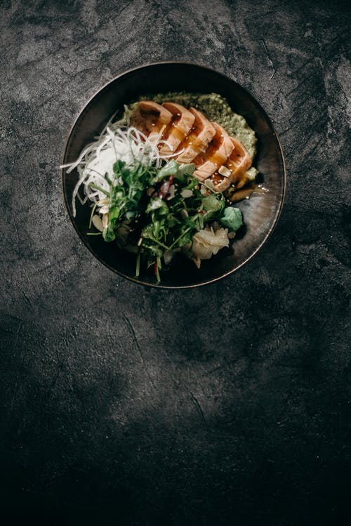 不锈钢圆板上的绿色蔬菜切肉 · 免费素材图片