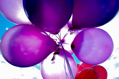 紫色和红色的气球 · 免费素材图片
