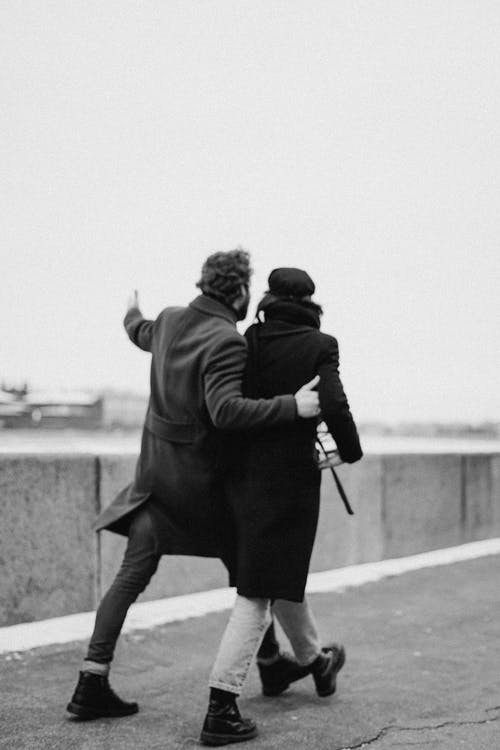 男人和女人在路上行走的单色照片 · 免费素材图片