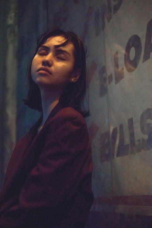 站在墙旁边的女人 · 免费素材图片