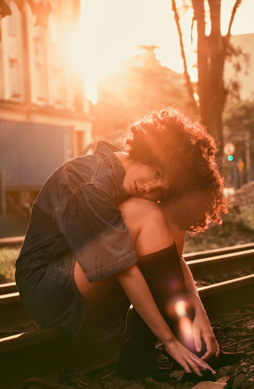 女人穿着牛仔马球衫的照片 · 免费素材图片