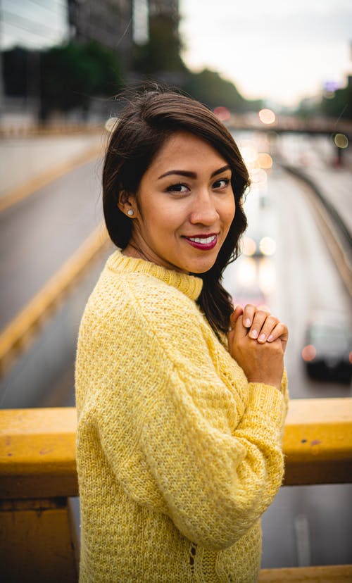 女人穿着黄色的毛衣 · 免费素材图片