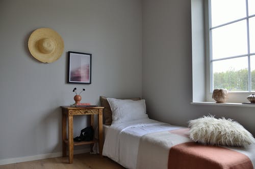 棕色木制床架上的白色床单 · 免费素材图片